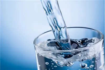 Как йонообменната смола омекотява водата?